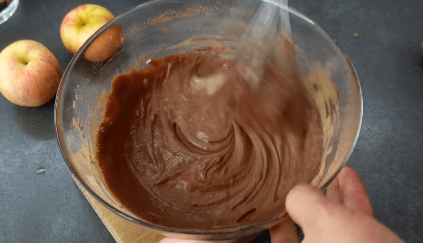 яблучний пиріг на сковороді