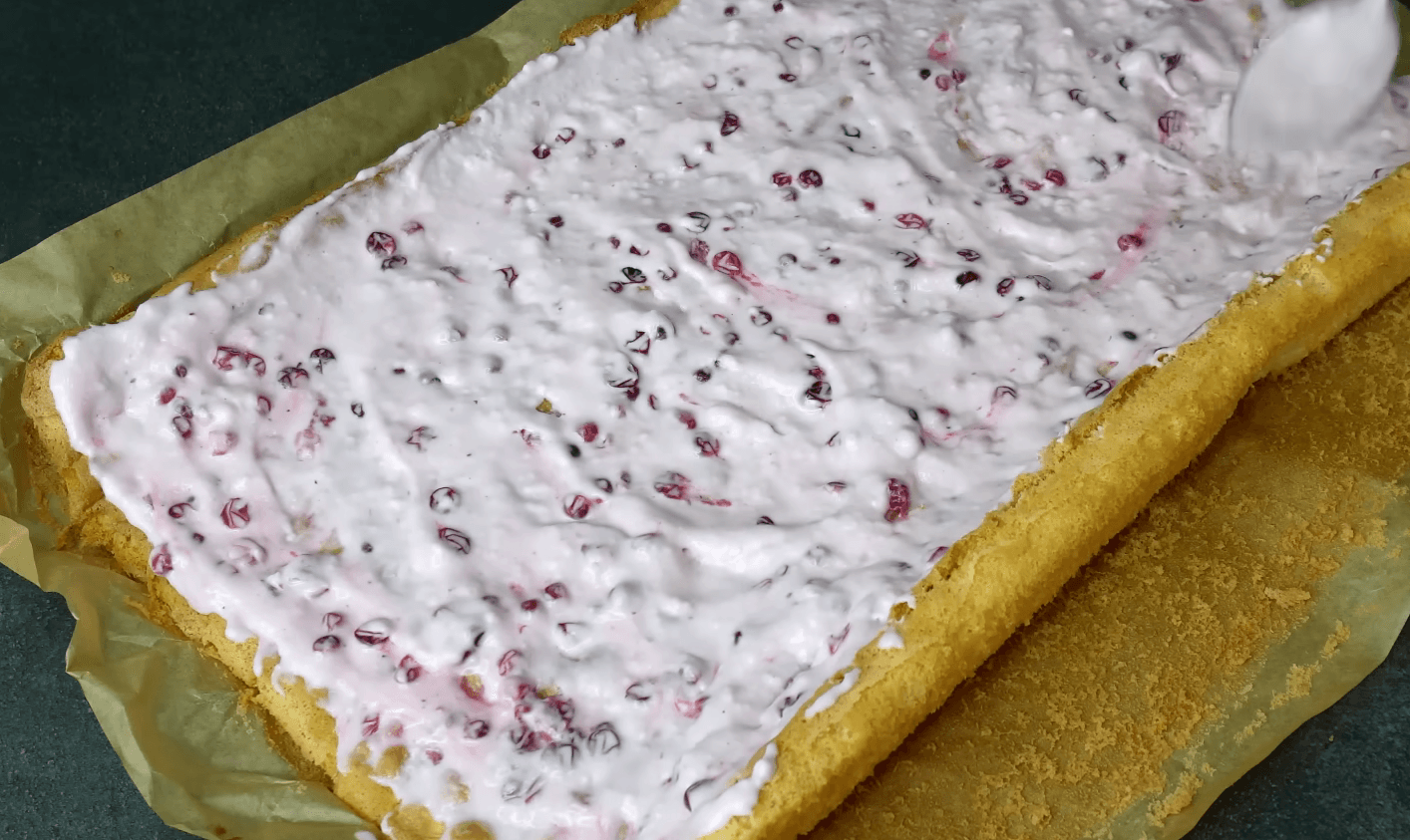 Ягідний бісквітний рулет за 5 хвилин: готую вже втретє - завжди вдається!