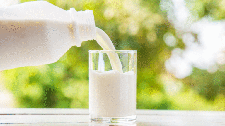 Молоко не зі всім "дружить": що краще ніколи не поєднувати