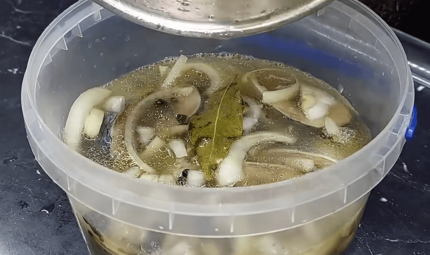 Хітові 2 рецепти домашнього оселедця: класичний і швидкий! Смачніше, ніж у магазині