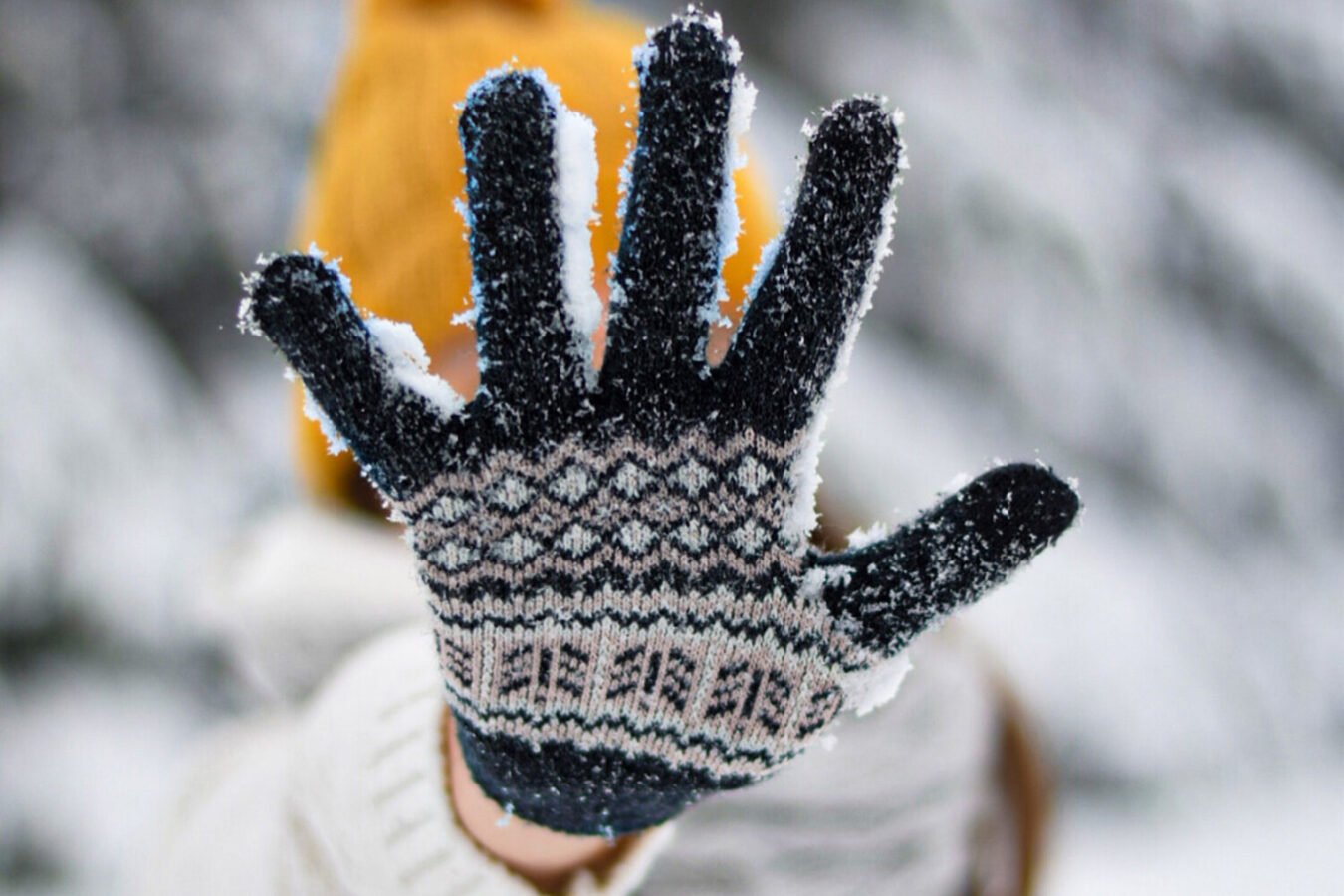 Прихований дефіцит, через який мерзнуть руки та ноги: перевірте себе