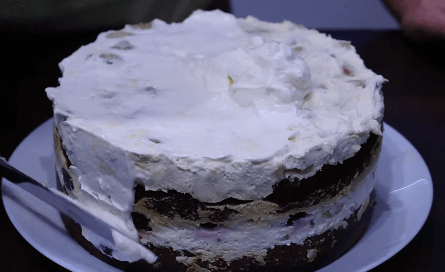 1 бісквіт - 2 шари ніжності: медовий торт з бананом і вишнею, який підкорює всіх!