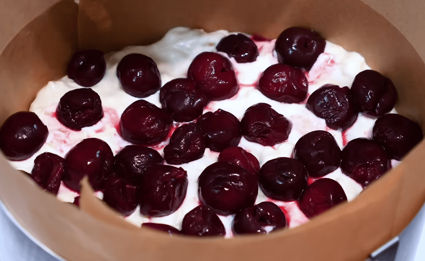 1 бісквіт - 2 шари ніжності: медовий торт з бананом і вишнею, який підкорює всіх!