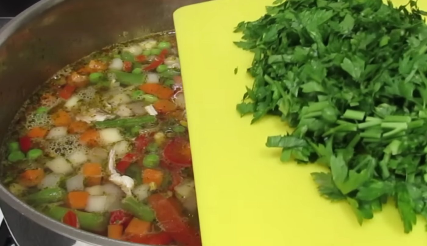 овочевий суп на курячому бульйоні