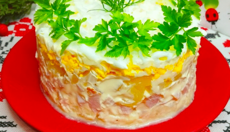 Всім відомий салат "Мулен-Руж": класика, яка знову в моді! №1 в меню різдвяного списку