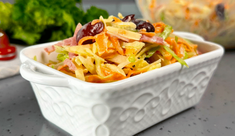 З простих продуктів: салат "Подільський лицар" - не гріх і на святковий стіл поставити