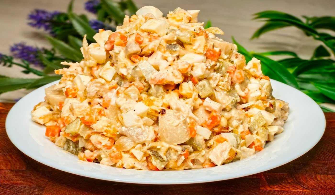 Знайшла новий рецепт: салат "Оксана" - приготувала на празник, змели зі столу за хвилини!