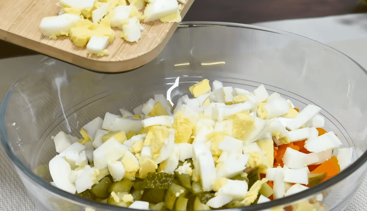 Коли хочеться чогось швидкого, домашнього і смачного — цей салат “Листопад” стане ідеальним вибором. Лише чотири основні інгредієнти, мінімум часу — і на столі страва, яка виглядає апетитно, а смакує ще краще!