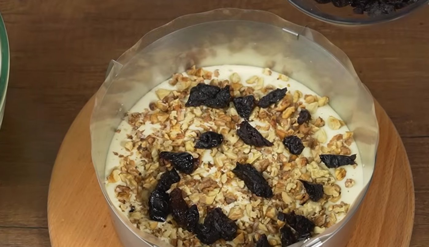 торт з чорносливом і горіхами
