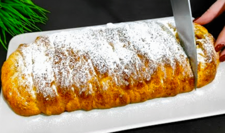 Беру 180 г сиру і за 20 хвилин готую смачну яблучну плетинку! З’їдають до останньої крихти!