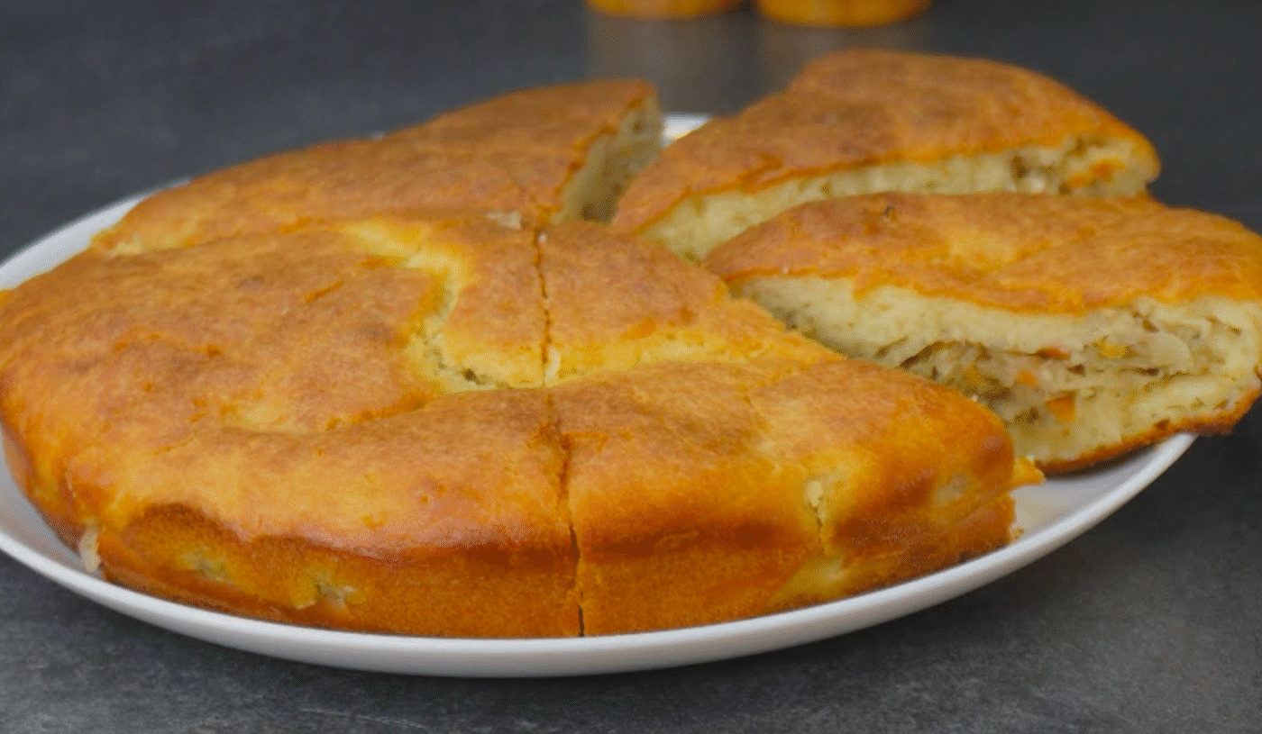 Співробітниця дала рецепт: Заливний пиріг На кефірі, який завжди вдається і начинка не осідає