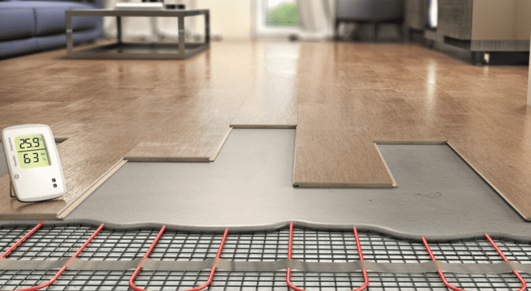 Тепла підлога — це комфорт, особливо коли за вікном холодно. Але саме взимку багато людей роблять одну помилку: включають її “на максимум”, думаючи, що так швидше нагріється кімната. Майстри попереджають: це не просто неефективно — це може бути небезпечно та дороговартісно. У чому ризик — розбираємось. 🔥 1. Плитка або ламінат можуть деформуватися Для більшості покриттів є максимальна температура: ламінат — не більше 27–29°C, плитка — не більше 30–32°C, вініл — до 28°C. Якщо тепла підлога працює на максимумі тривалий час, матеріал пересушується, починає тріскатися, вигинатися або стиратися. Майстри кажуть: половина викликів узимку — саме через зіпсоване покриття від перегріву. 🔥 2. Системі потрібно більше часу, ніж здається Тепла підлога — це повільне джерело тепла. Навіть на максимумі вона: прогріває поверхню за 1–2 години, нагріває повітря в кімнаті лише за 4–6 годин. Тому виставлення її на максимум не прискорює прогрів, а лише створює перевитрати. 🔥 3. Збільшується рахунок за електроенергію Режим “max” змушує нагрівальні елементи працювати без перерви. У результаті: споживання зростає на 30–60%, терморегулятор працює некоректно, кімната нагрівається нерівномірно. Майстри кажуть: оптимальна температура — 24–27°C. При ній тепло відчувається ногами, а витрати мінімальні. 🔥 4. Підлога перегріває меблі та техніку Якщо на підлозі стоїть ліжко, диван, тумби чи пральна машина — вони блокують циркуляцію тепла. У зоні під меблями температура піднімається значно вище норми, і це викликає: пересушення дерева, деформацію корпусів, вихід з ладу техніки. Дослівно майстри кажуть: “Тепла підлога не любить, коли її накривають”. 🔥 5. Небезпека прихованих перегрівів У старіших системах немає сучасних обмежувачів та датчиків. Якщо ставити “максимум”, можливі: локальні перегріви кабелю, плавлення ізоляції, коротке замикання. У приватних будинках це може навіть стати причиною загоряння. 🔥 6. Тіло перегрівається і з’являється важкість в ногах Постійне тепло знизу може викликати: набряки, важкість у ногах, сухість шкіри, дискомфорт у венах. Лікарі радять не тримати температуру підлоги вище 26–27°C, особливо в спальні. ✅ Як правильно використовувати теплу підлогу ✔ Встановлюйте 24–27°C ✔ Увімкніть плавний режим нагріву ✔ Не ставте меблі поверх нагрівальних зон ✔ Використовуйте таймер (наприклад, гріти з 5:00 до 9:00) ✔ Уникайте режиму “Max”, окрім аварійних ситуацій