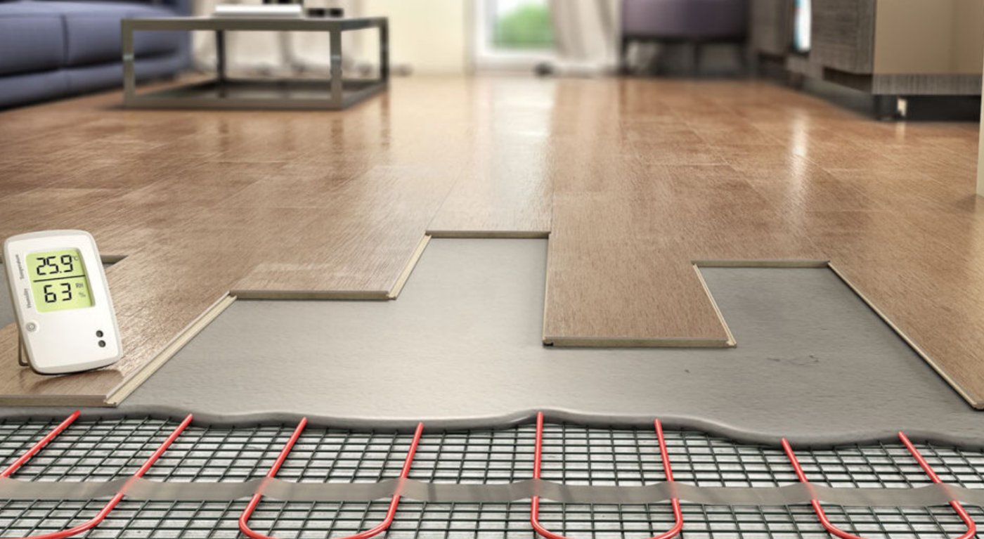 Тепла підлога — це комфорт, особливо коли за вікном холодно. Але саме взимку багато людей роблять одну помилку: включають її “на максимум”, думаючи, що так швидше нагріється кімната. Майстри попереджають: це не просто неефективно — це може бути небезпечно та дороговартісно. У чому ризик — розбираємось. 🔥 1. Плитка або ламінат можуть деформуватися Для більшості покриттів є максимальна температура: ламінат — не більше 27–29°C, плитка — не більше 30–32°C, вініл — до 28°C. Якщо тепла підлога працює на максимумі тривалий час, матеріал пересушується, починає тріскатися, вигинатися або стиратися. Майстри кажуть: половина викликів узимку — саме через зіпсоване покриття від перегріву. 🔥 2. Системі потрібно більше часу, ніж здається Тепла підлога — це повільне джерело тепла. Навіть на максимумі вона: прогріває поверхню за 1–2 години, нагріває повітря в кімнаті лише за 4–6 годин. Тому виставлення її на максимум не прискорює прогрів, а лише створює перевитрати. 🔥 3. Збільшується рахунок за електроенергію Режим “max” змушує нагрівальні елементи працювати без перерви. У результаті: споживання зростає на 30–60%, терморегулятор працює некоректно, кімната нагрівається нерівномірно. Майстри кажуть: оптимальна температура — 24–27°C. При ній тепло відчувається ногами, а витрати мінімальні. 🔥 4. Підлога перегріває меблі та техніку Якщо на підлозі стоїть ліжко, диван, тумби чи пральна машина — вони блокують циркуляцію тепла. У зоні під меблями температура піднімається значно вище норми, і це викликає: пересушення дерева, деформацію корпусів, вихід з ладу техніки. Дослівно майстри кажуть: “Тепла підлога не любить, коли її накривають”. 🔥 5. Небезпека прихованих перегрівів У старіших системах немає сучасних обмежувачів та датчиків. Якщо ставити “максимум”, можливі: локальні перегріви кабелю, плавлення ізоляції, коротке замикання. У приватних будинках це може навіть стати причиною загоряння. 🔥 6. Тіло перегрівається і з’являється важкість в ногах Постійне тепло знизу може викликати: набряки, важкість у ногах, сухість шкіри, дискомфорт у венах. Лікарі радять не тримати температуру підлоги вище 26–27°C, особливо в спальні. ✅ Як правильно використовувати теплу підлогу ✔ Встановлюйте 24–27°C ✔ Увімкніть плавний режим нагріву ✔ Не ставте меблі поверх нагрівальних зон ✔ Використовуйте таймер (наприклад, гріти з 5:00 до 9:00) ✔ Уникайте режиму “Max”, окрім аварійних ситуацій