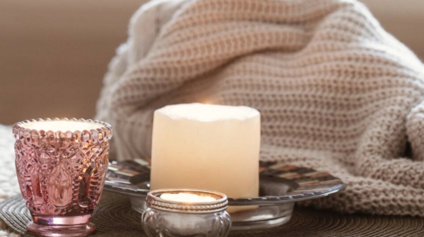 Виводимо складні плями: як прибрати віск та хвою після новорічного декору (Перевірені методи для килимів, тканини та підлоги)