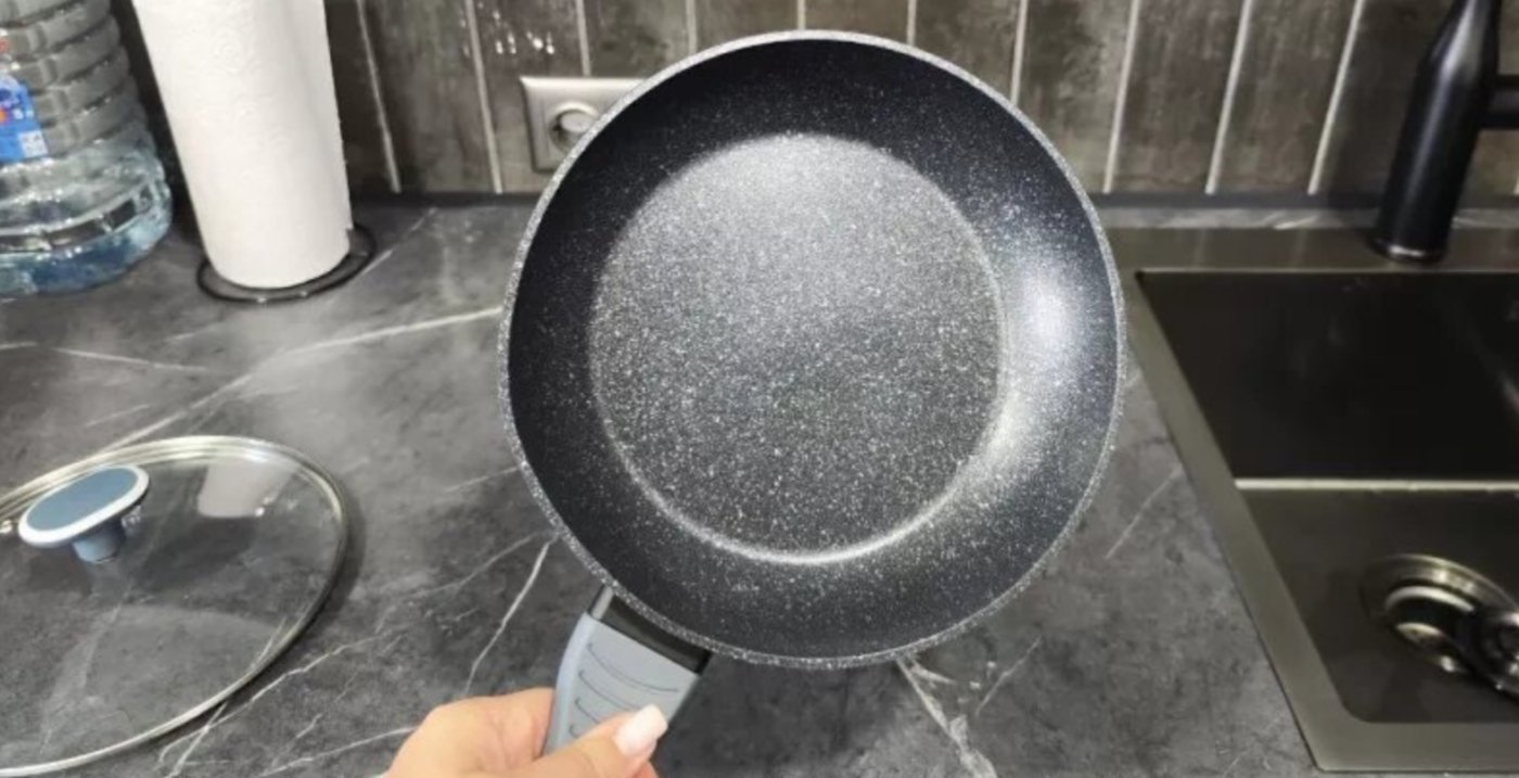 Чорний нагар відпаде сам: як відмити сковорідку до блиску за 10 хвилин за допомогою аптечного засобу за 15 гривень