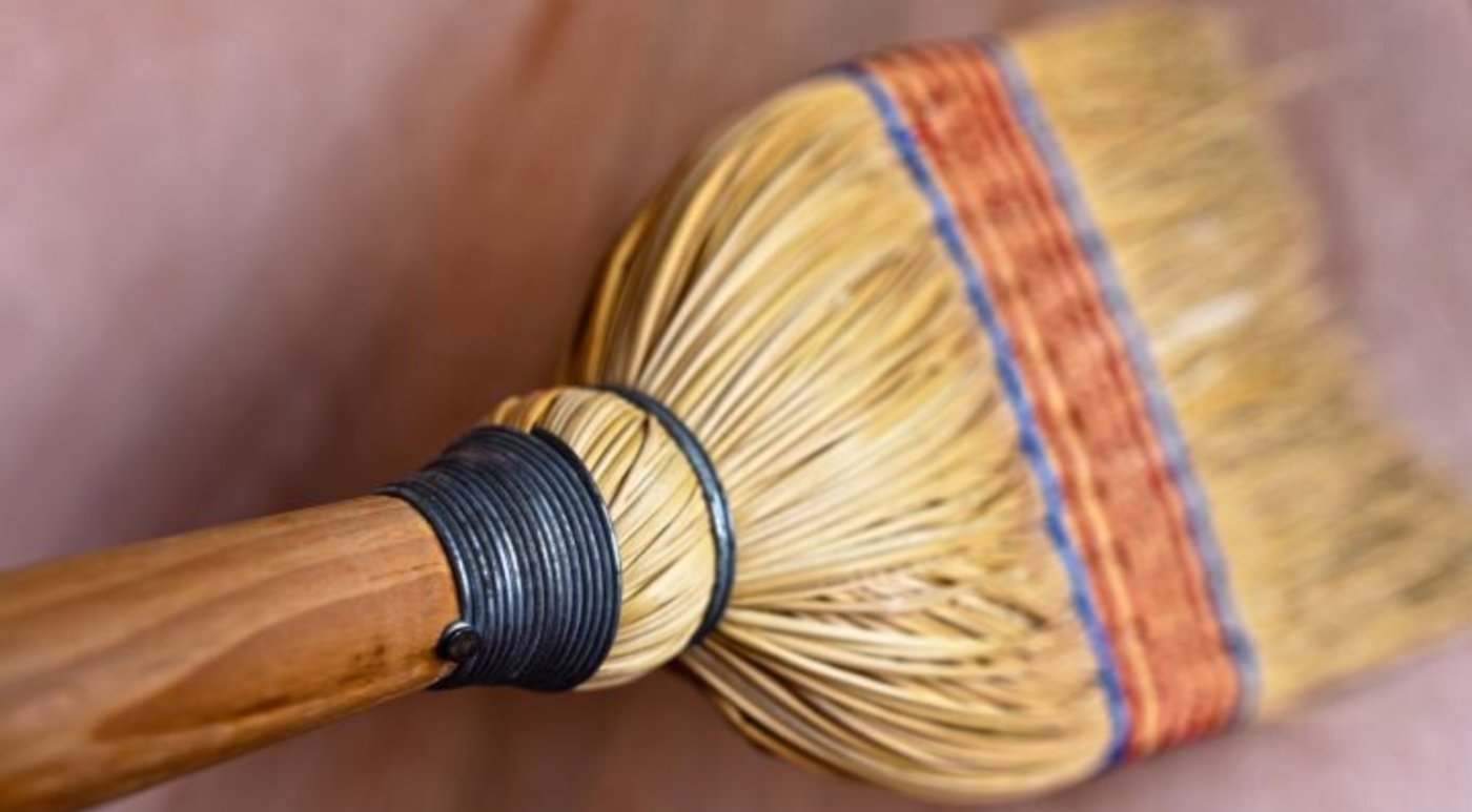 За дверима чи в кутку: Віник не повинен кидатися в очі кожному гостю. Найкраще місце — за вхідними дверима або в кутку кухні, ручкою донизу, мітлою догори.