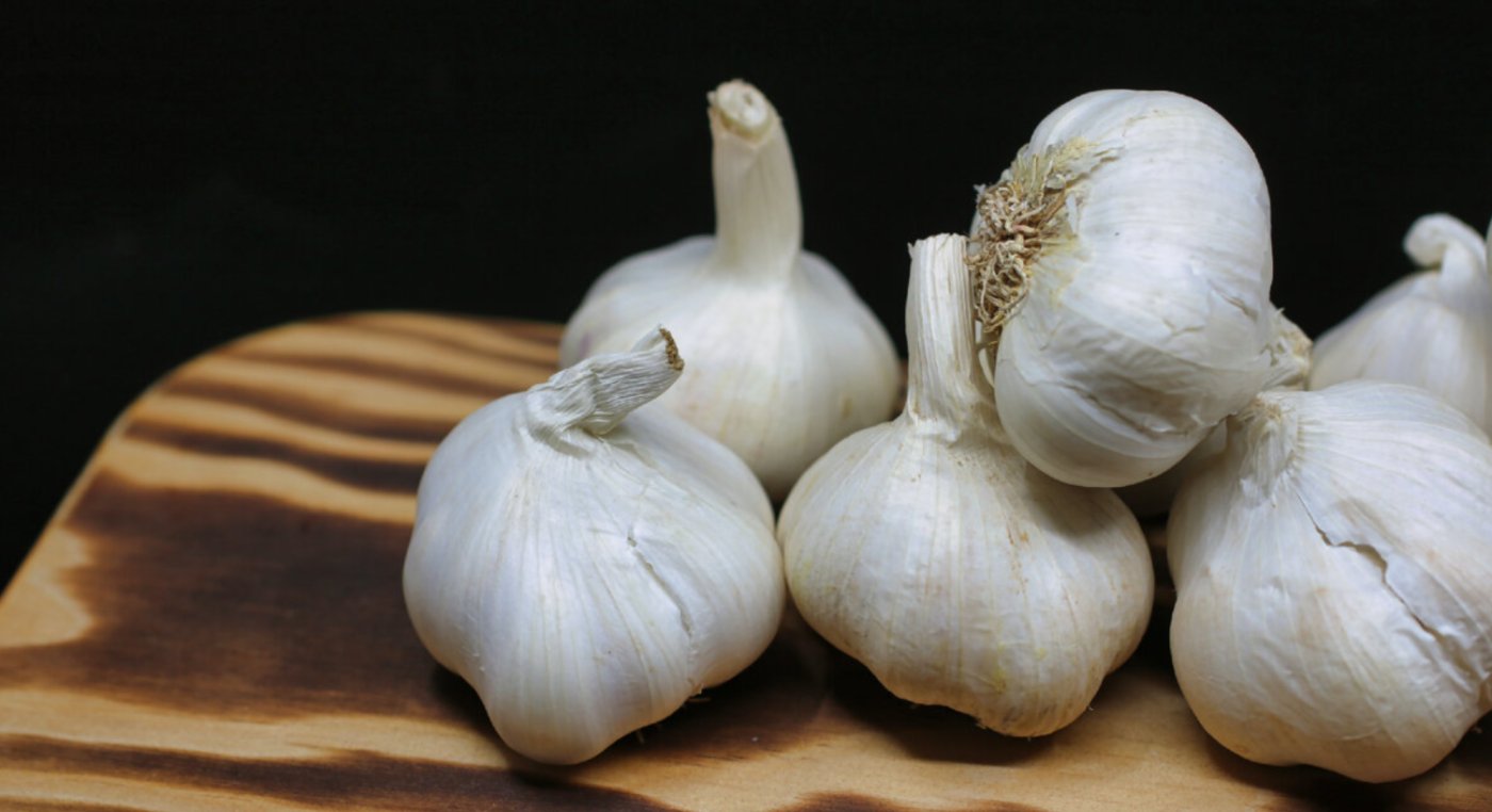 Дім обминатиме біда: навіщо на Святвечір кладуть головку часнику на кожен кут столу