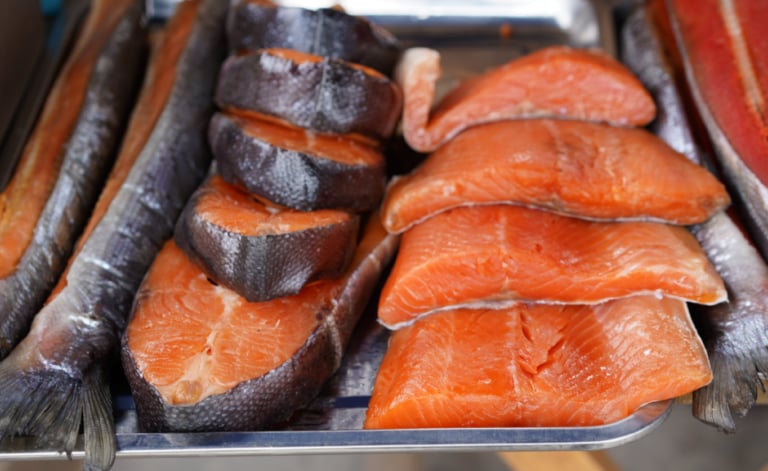 Чому після солоної риби хочеться пити всю ніч - причина не в солі