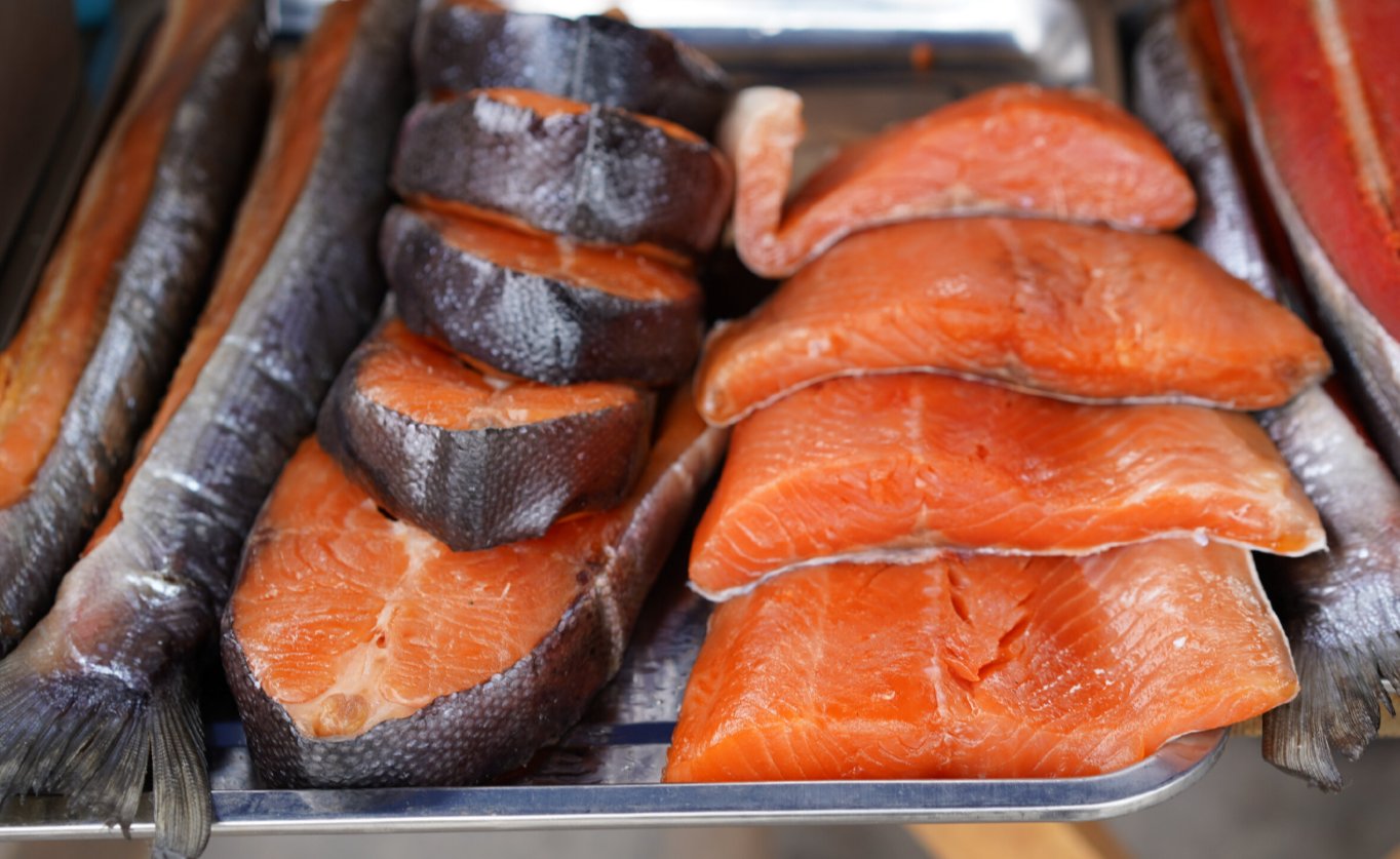 Чому після солоної риби хочеться пити всю ніч - причина не в солі