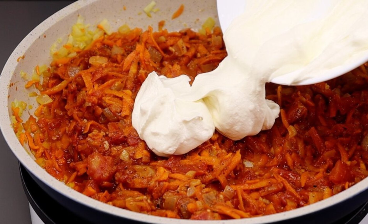 Чому згортається сметана в гарячих стравах