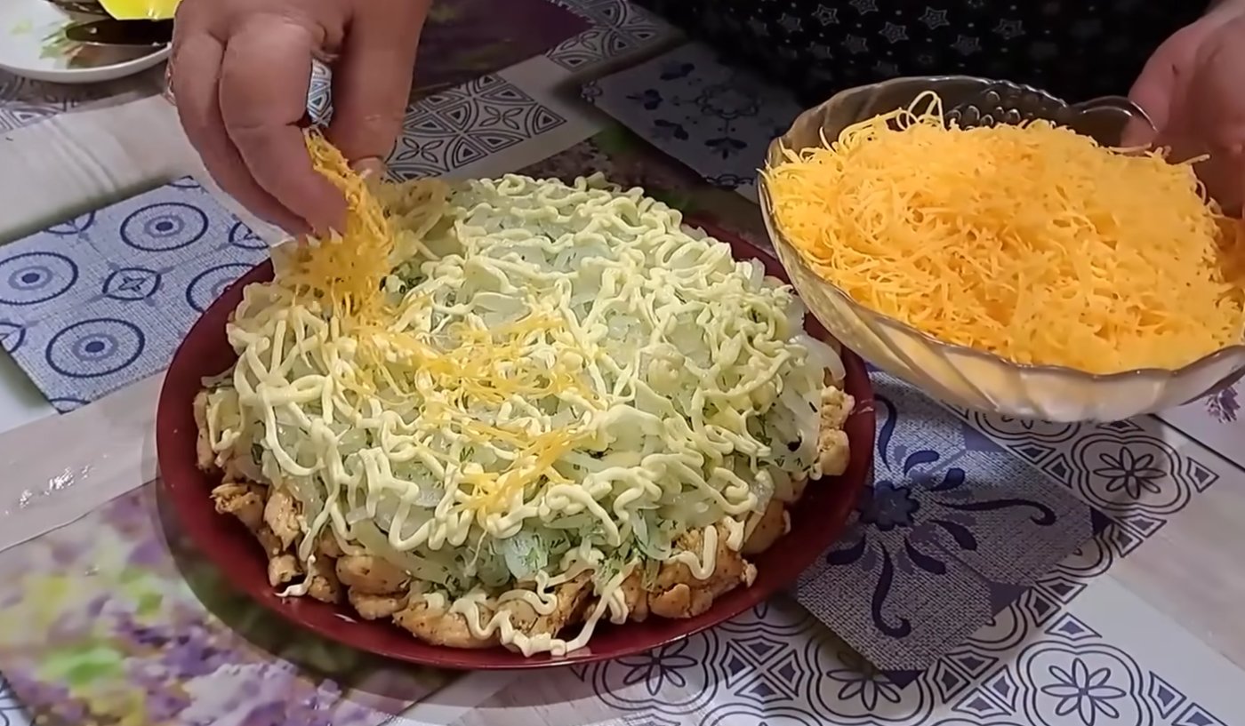 Новорічний салат з 3-х інгредієнтів! "Цибулевий" - з маминого зошита