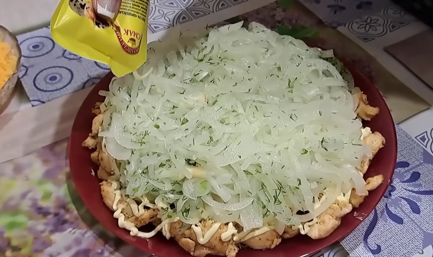 Новорічний салат з 3-х інгредієнтів! "Цибулевий" - з маминого зошита