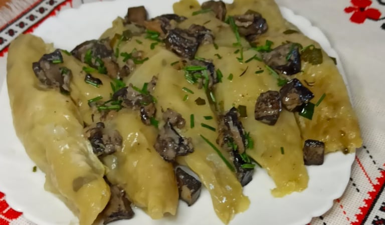 Старовинний гуцульський рецепт "Голубці з вусами" з тертої картоплі