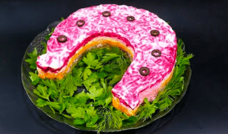 Як приготувати "Оселедець під шубою", щоб всі здивувалися! Класичний рецепт і подача у вигляді підкови