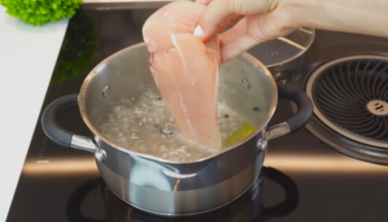 Як зварити куряче філе для салату, щоб воно було соковитим і ароматним, а не сухим і гумовим