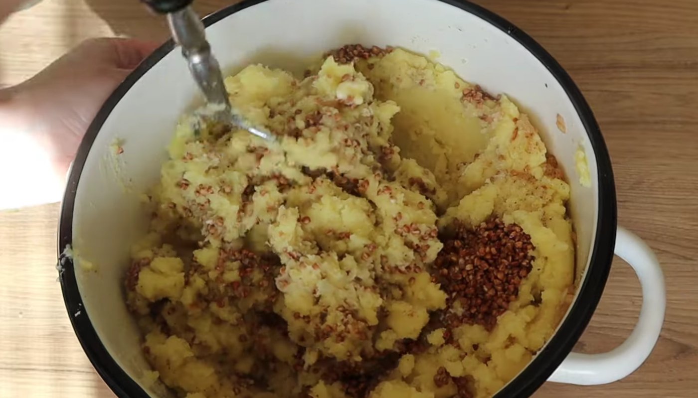 Яворівський пиріг з картоплею і гречкою