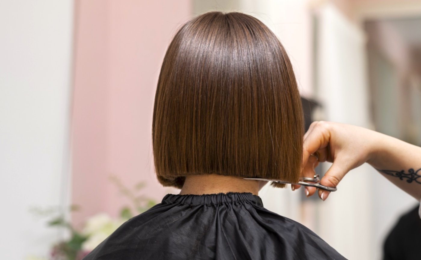 Коли стригти та фарбувати волосся в грудні 2025: найкращі дні за місячним календарем, щоб зачіска була ідеальною до свят