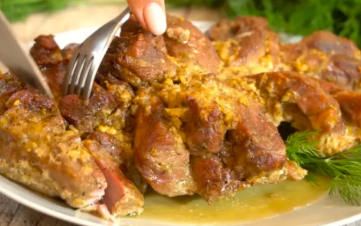 Випадково знайшла рецепт в маминому зошиті! Тепер М'ясо на Новорічний стіл завжди готую в такий спосіб!