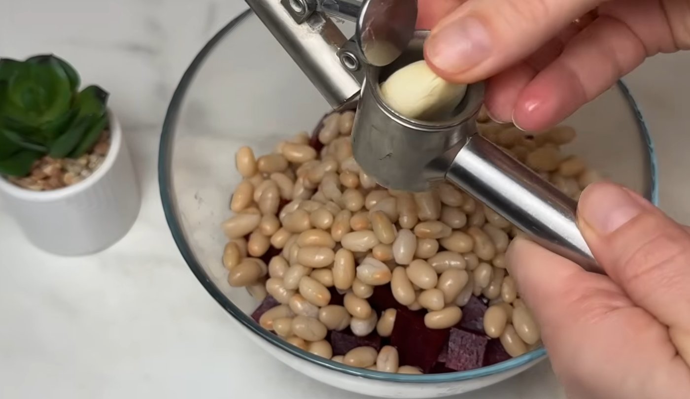 Беру буряк, банку квасолі і готую смачну намазку! Овочевий паштет, який з'їдять за хвилину