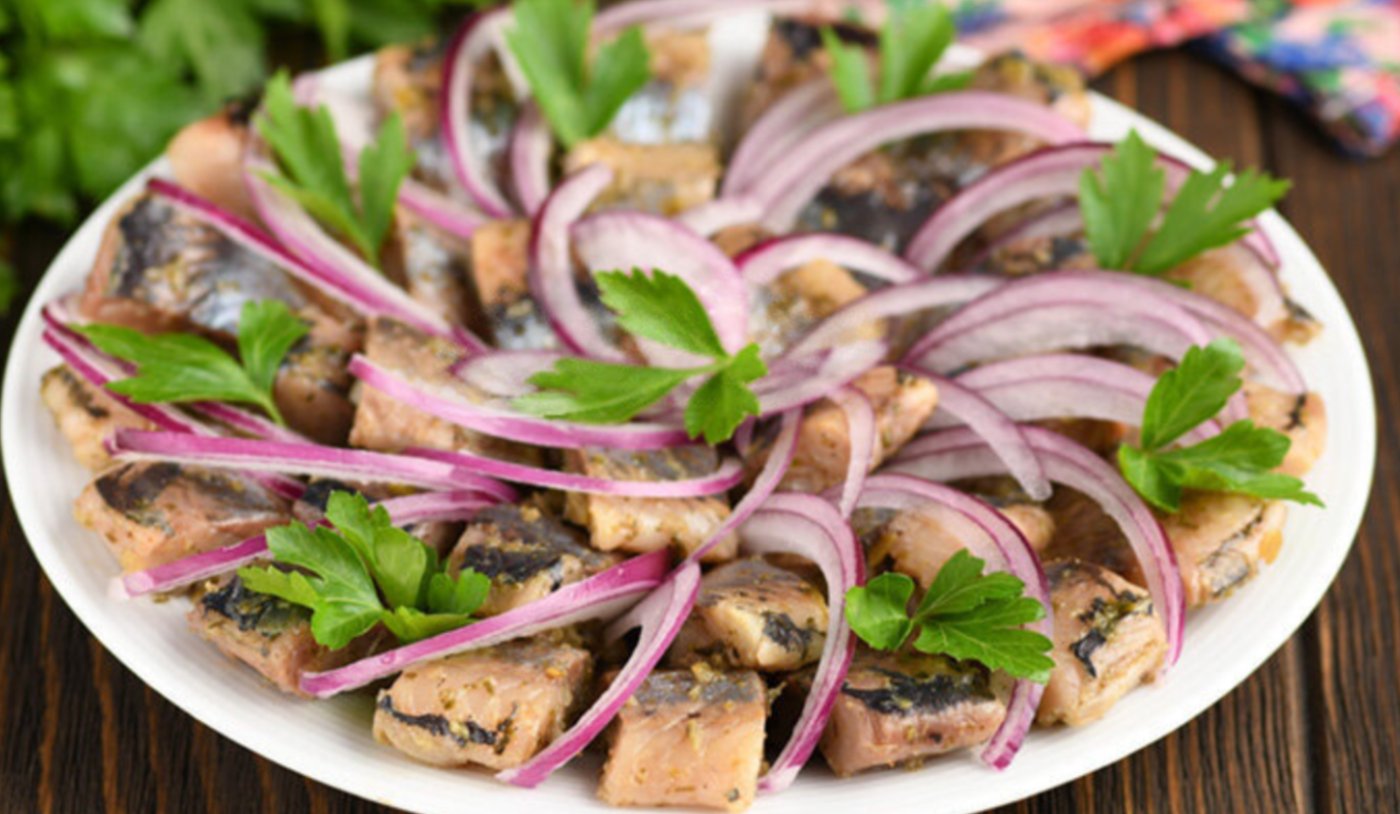 Маринований оселедець з аджикою