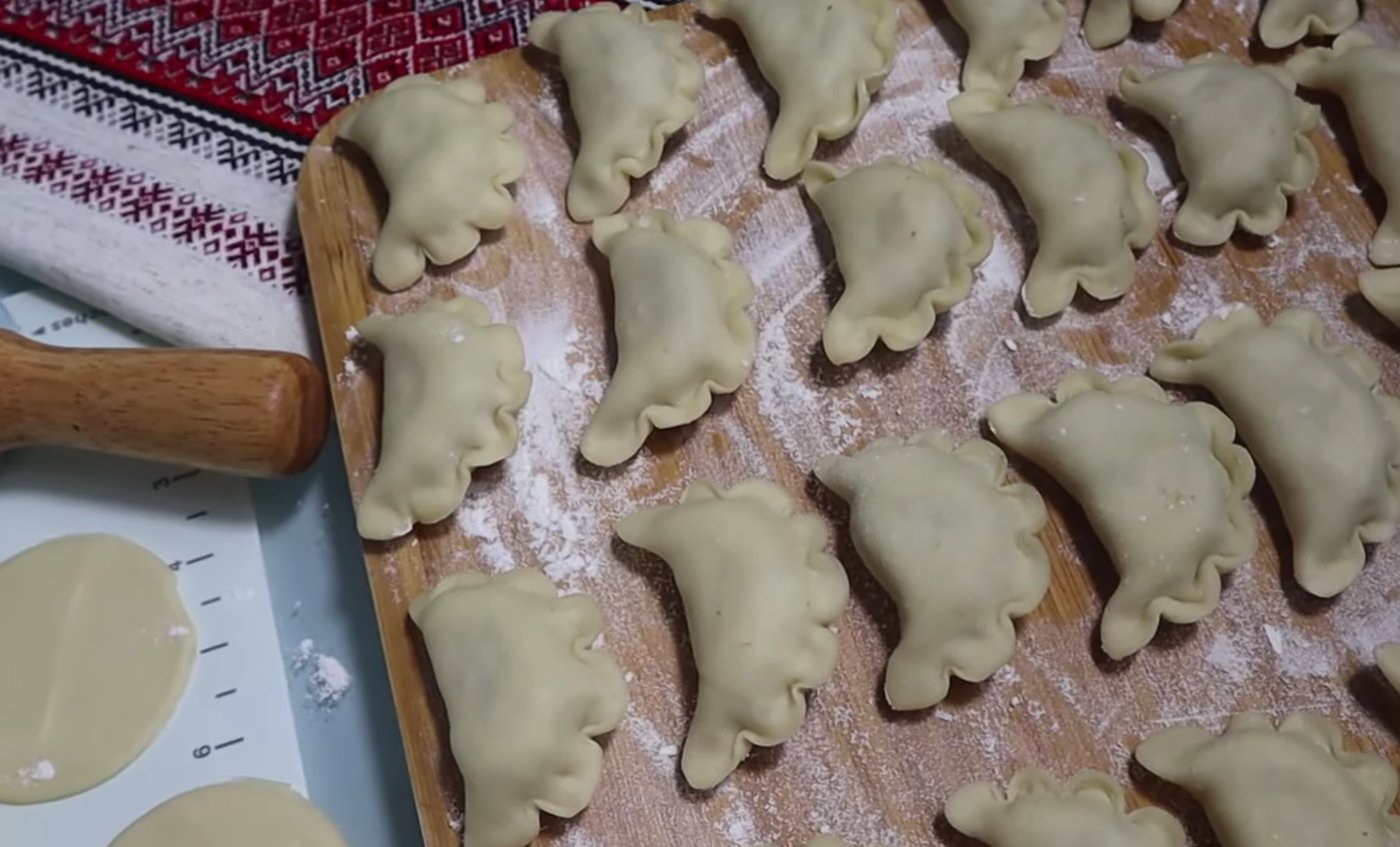 Вареники з квашеною капустою та сушеними білими грибами на Святвечір! Рецепт найкращого тіста