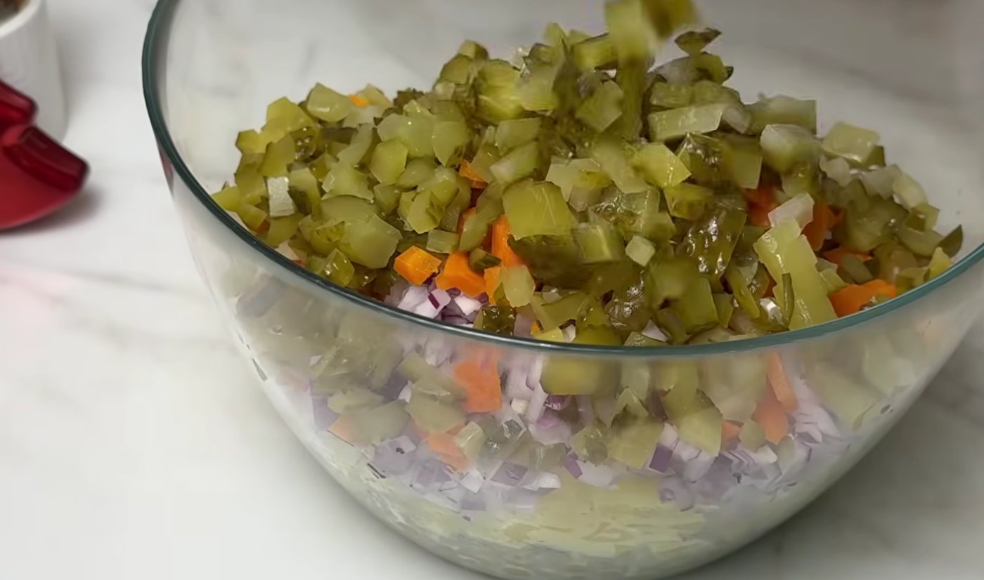 Пісний салат Олів’є з домашнім майонезом без яєць і молока