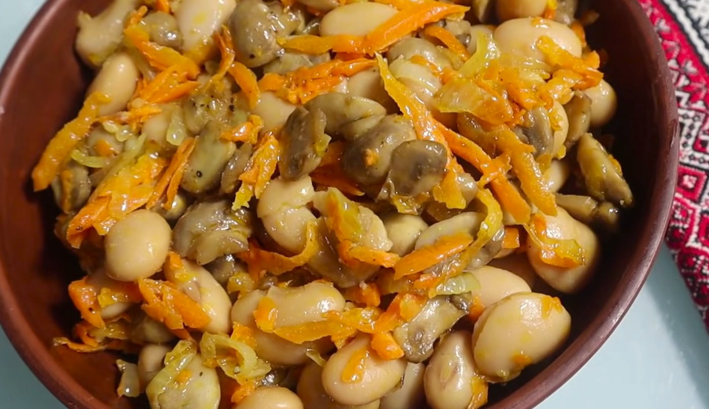 Пам'ятаєте цей стрий рецепт? Пісний салат з квасолею та грибами!