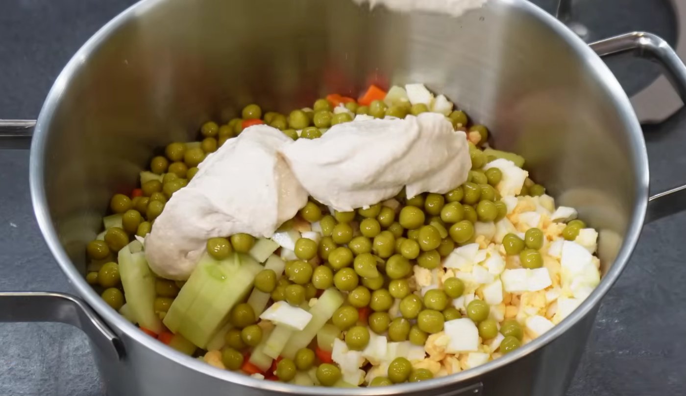 Подружка поділилась ресторанним рецептом Олів'є! Саме так готуватиму на Новий рік 2026