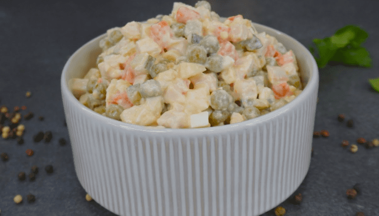 Подружка поділилась ресторанним рецептом Олів'є! Саме так готуватиму на Новий рік 2026