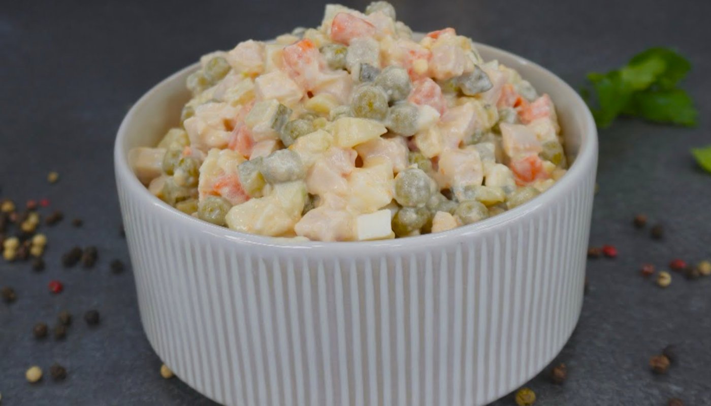 Подружка поділилась ресторанним рецептом Олів'є! Саме так готуватиму на Новий рік 2026