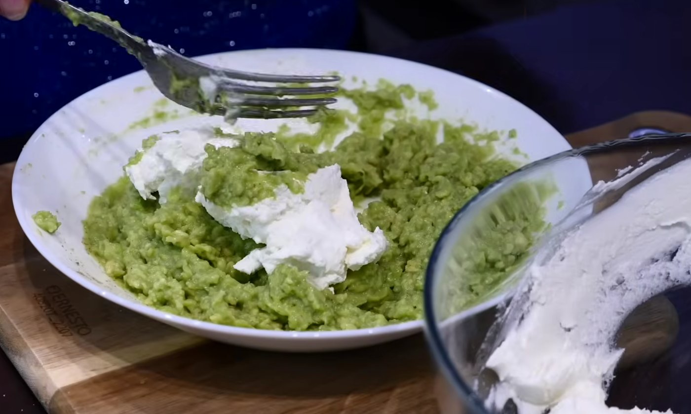 Новомодний салат з червоною рибою і авокадо! Вже всі подружки записали рецепт