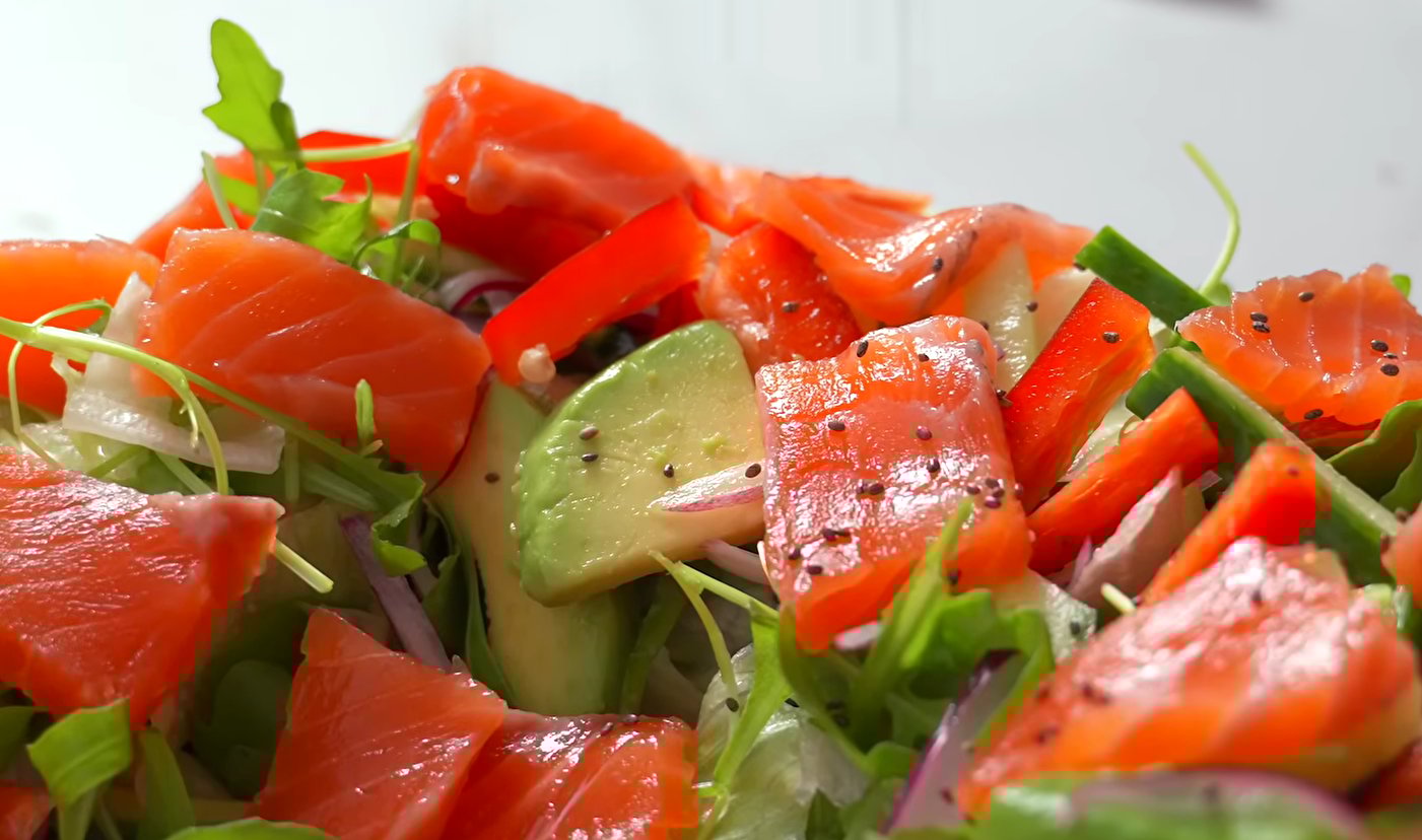 Святковий салат з лососем, авокадо та овочами