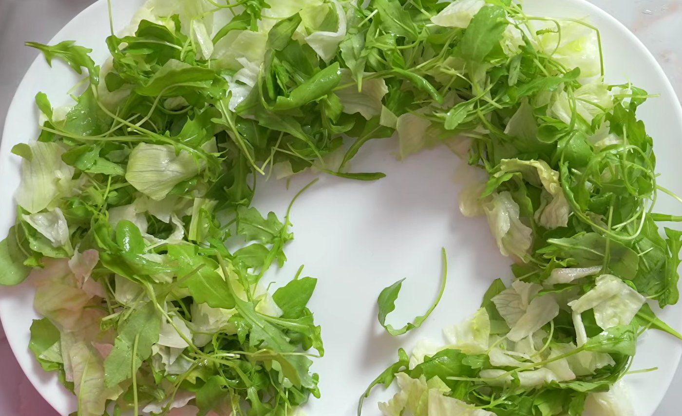 Святковий салат з лососем, авокадо та овочами