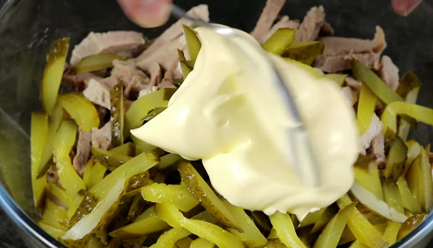 салат з свининою