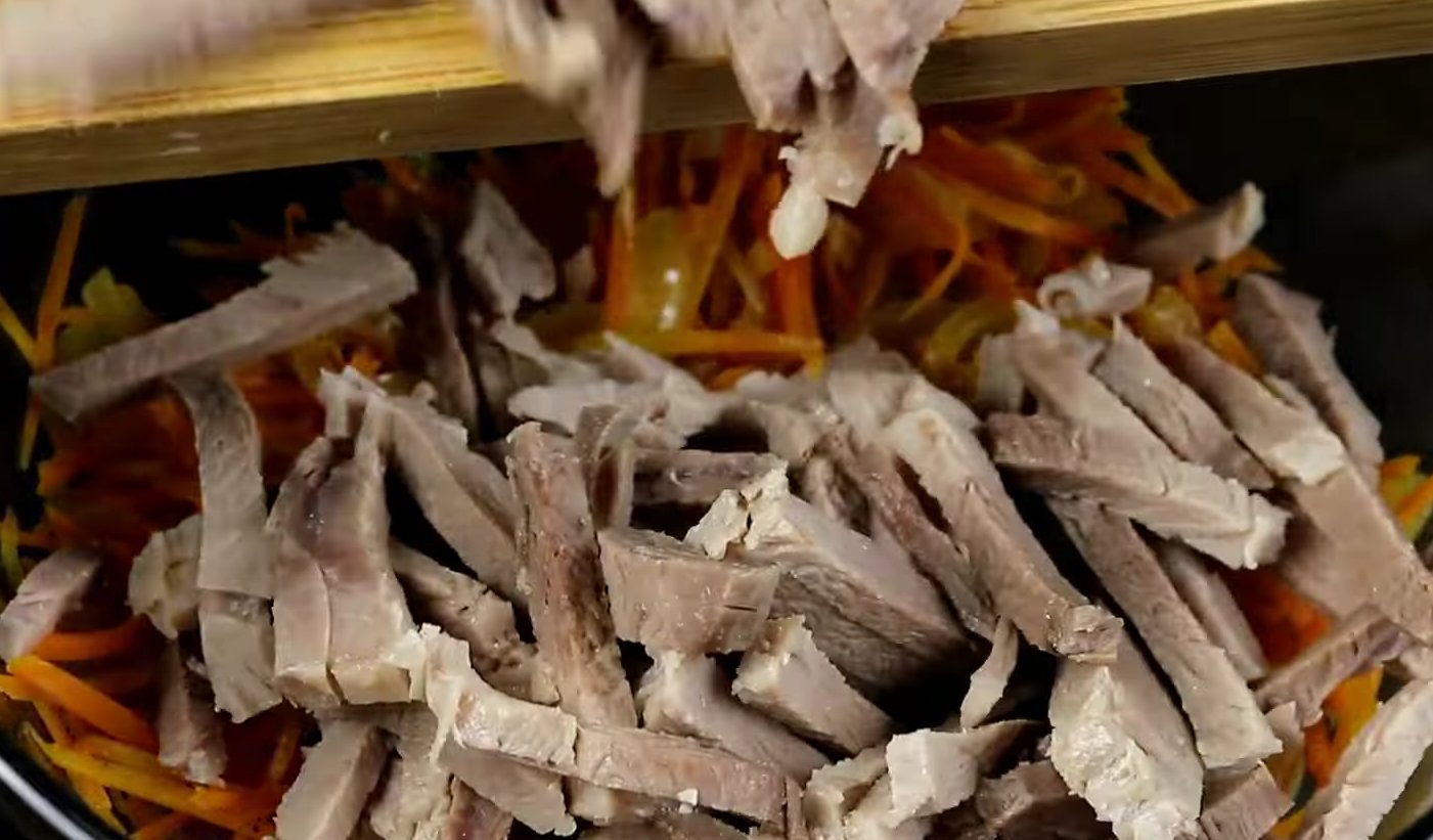 салат з свининою