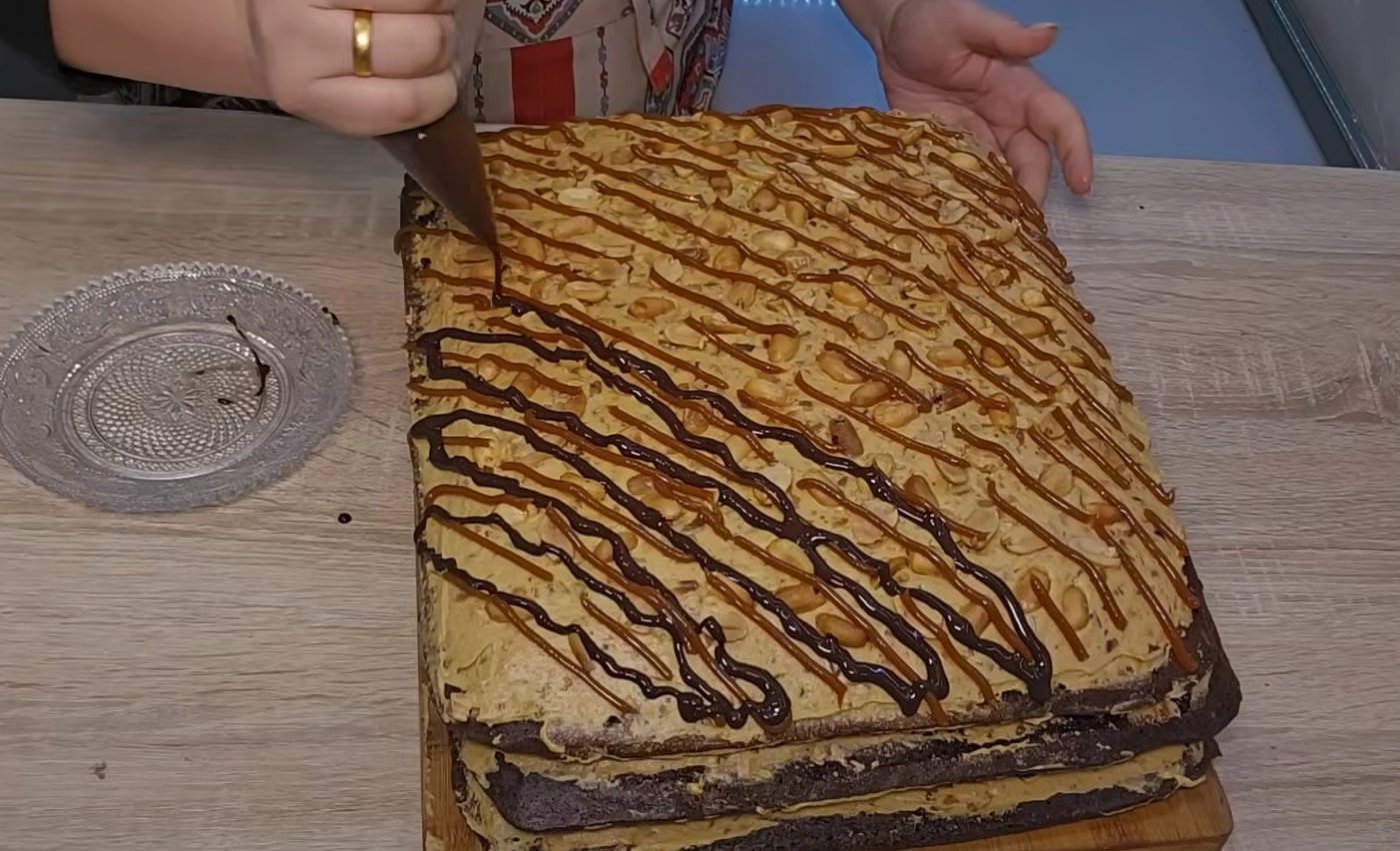 пляцок снікерс простий рецепт