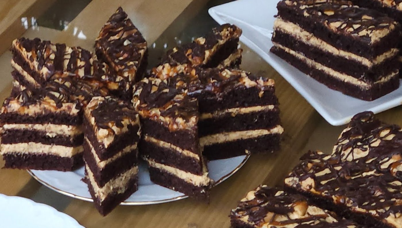 Торт "Снікерс": знайшла простий рецепт! Все змішала, в духовку, перемастила і можна їсти