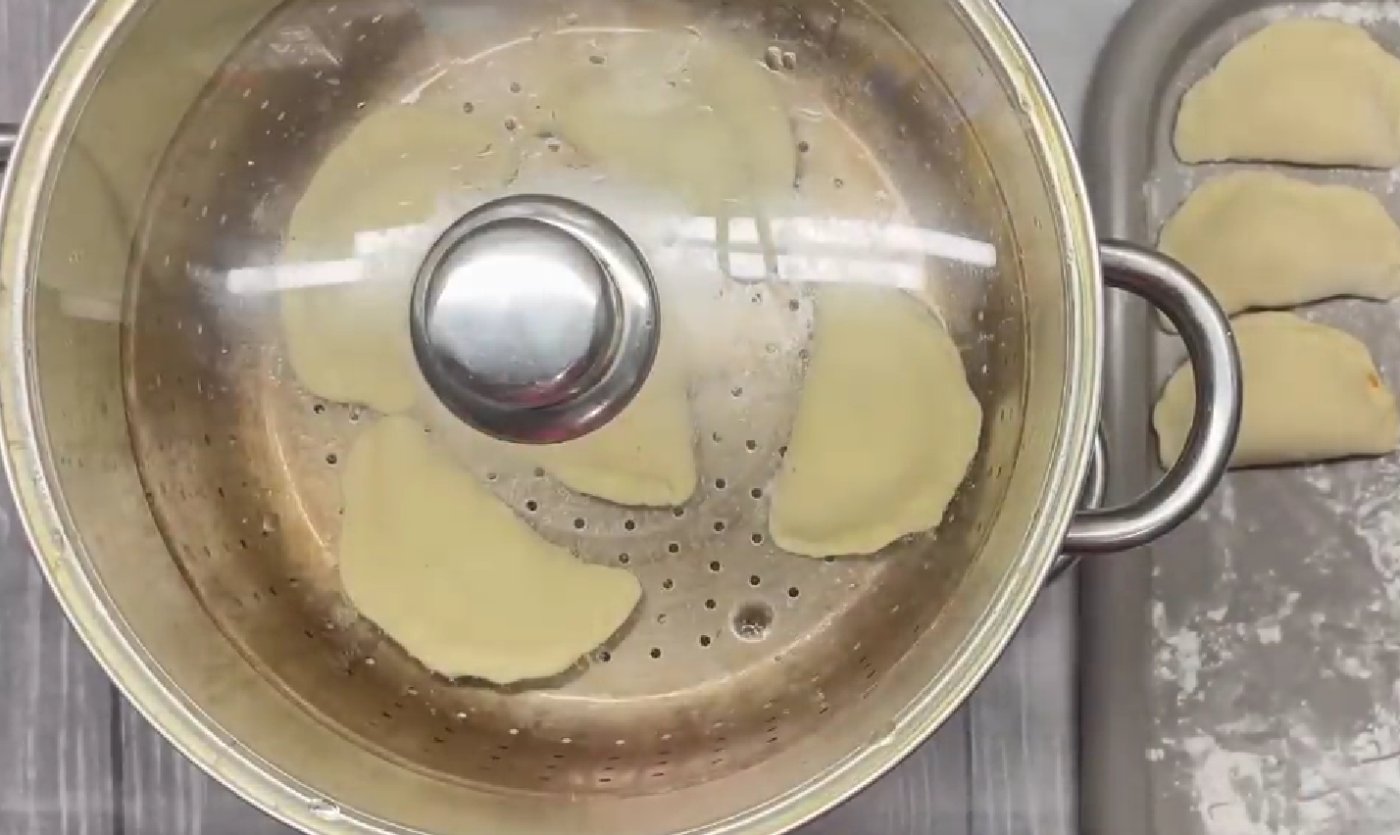 Вареники з квашеною капустою - над паром! Пухке тісто для будь-якої начинки