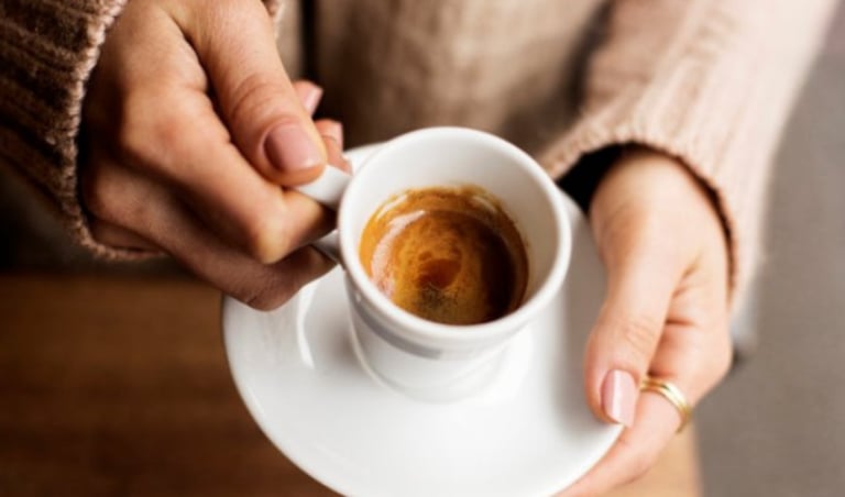 Чим ранкова чашка кави допомагає кишечнику - вчені знайшли у напою нову користь