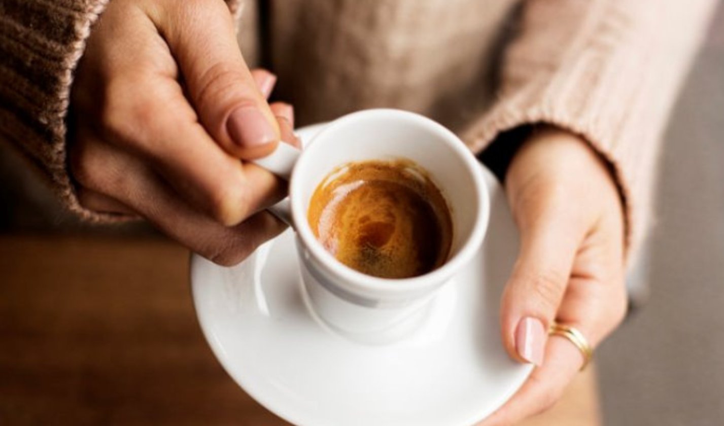 Чим ранкова чашка кави допомагає кишечнику - вчені знайшли у напою нову користь